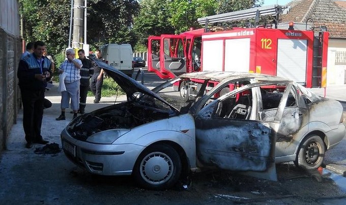 O mașină a luat foc pe o stradă din Satu Mare