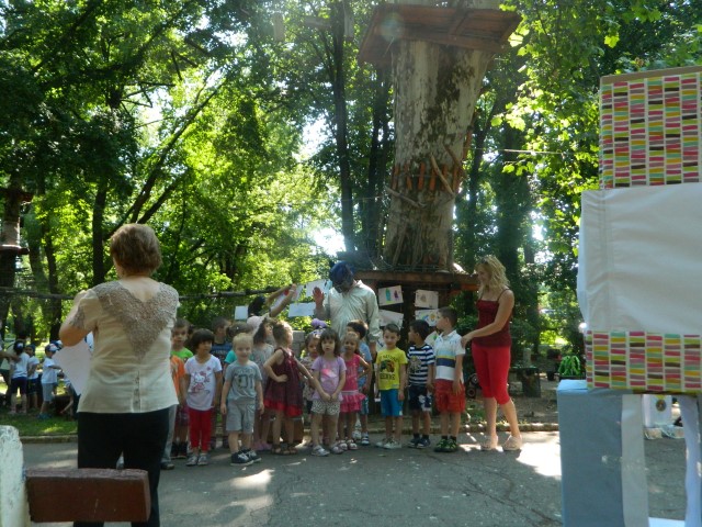 Copiii au deschis „porțile timpului” în Grădina Romei din Satu Mare