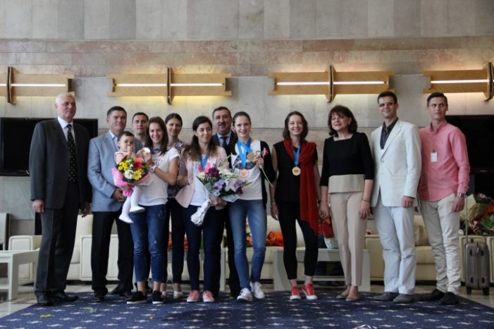 Campioanele Europei la spadă feminin, cu Simona Pop în echipă, au ajuns în România