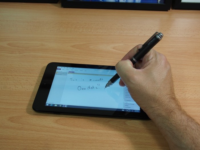 Doi români au lansat o aplicaţie prin care se pot „scrie digital” mesaje „în aer”