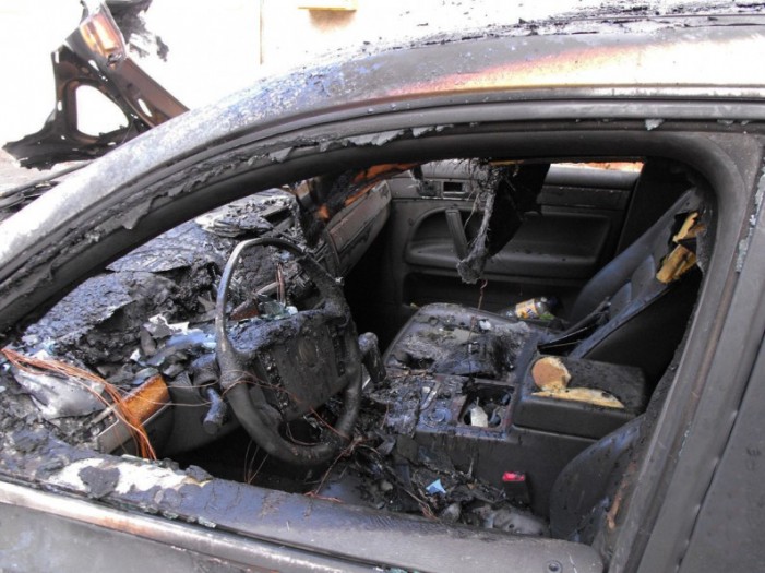 Maşină distrusă de flăcări