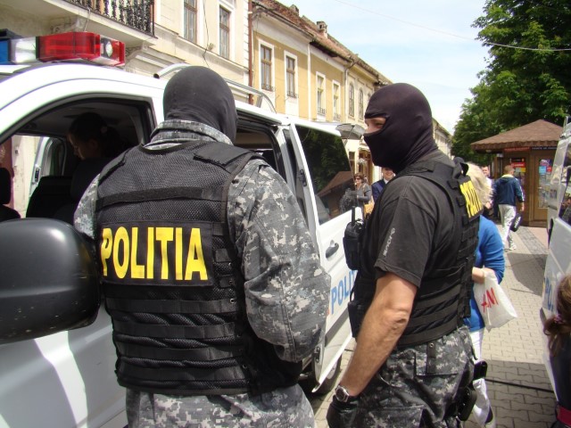 Polițiști din Satu Mare, cercetați pentru că au ajutat doi consumatori de droguri