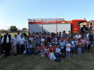 Pompierii au făcut demonstrații pentru copiii din Tabăra de vară de la Odoreu