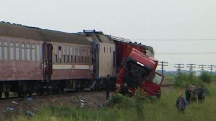 Accident: TIR spulberat de trenul Satu Mare – Cluj Napoca