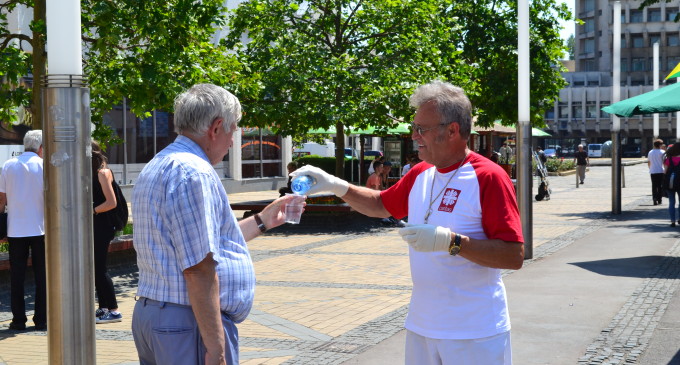 Caritas Satu Mare distribuie apă minerală sătmărenilor