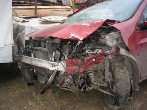 Un șofer beat și-a „parcat” mașina într-un gard