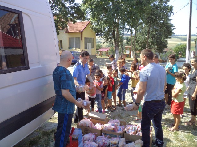 Deținuții au oferit cadouri copiilor de la Centrul de plasament de la Hurezu Mare