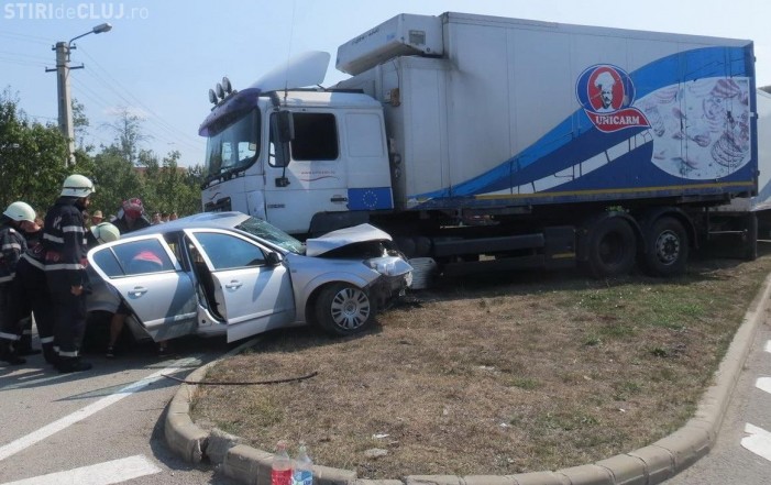 Un camion al firmei Unicarm a spulberat o mașină în județul Cluj (Foto&Video)