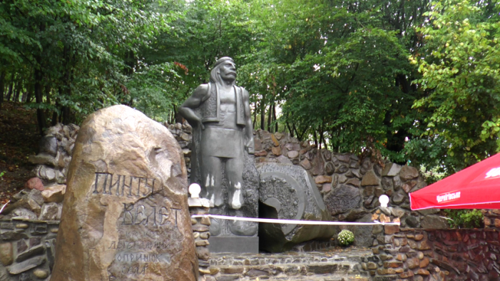 Sătmăreni la dezvelirea statuii lui Pintea Viteazu, la Veleatino (Ucraina)