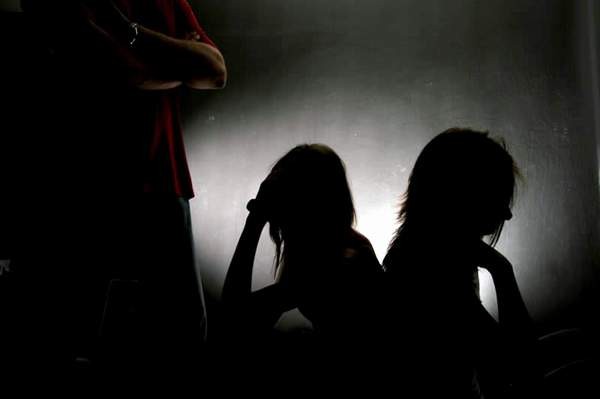 Traficanți de persoane care acționau la Satu Mare, trimiși în judecată de procurorii DIICOT