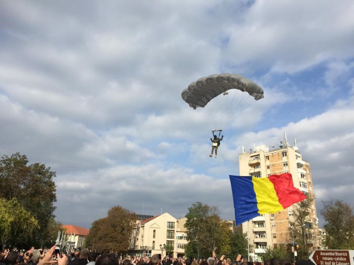 Parașutiștii au adus Drapelul României la Carei, cu ocazia „Zilei Armatei Române”