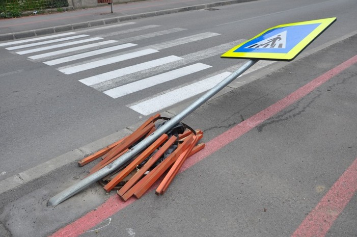 S-a îmbătat și a distrus trei indicatoare rutiere