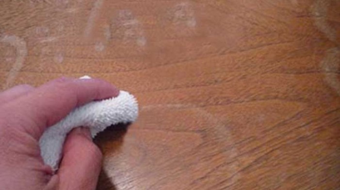 Cum să cureți petele de pe mobilă