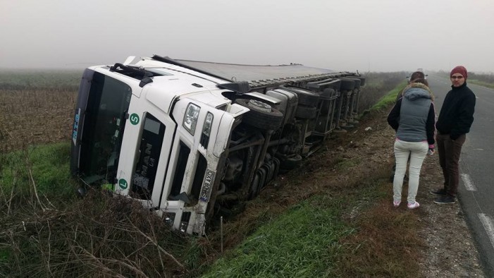 S-a răsturnat cu TIR-ul în șanț