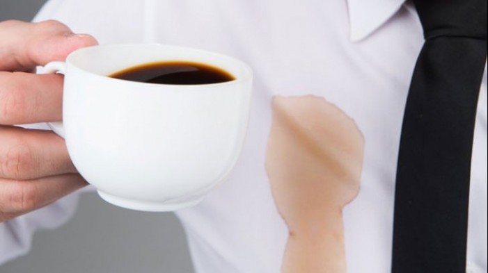 Cum să scoţi petele de cafea de pe cămăşile albe