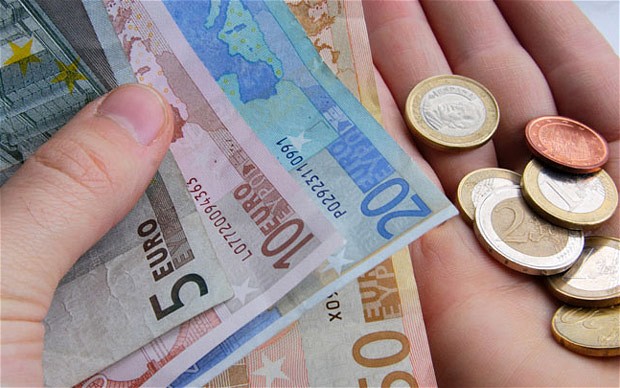 Euro a scăzut cu doi bani