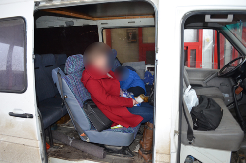 A încercat să-şi scoată copilul din ţară ascuns sub pătură (Foto&Video)
