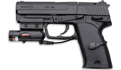 A venit la cumpărături în România cu pistolul în poșetă