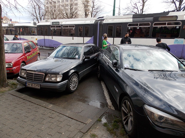 Șoferul unui TIR din Satu Mare, a avariat două mașini în Timișoara (Foto)