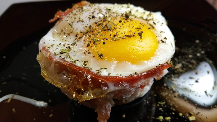Cum să faceți coșulețe din ouă și bacon (video)