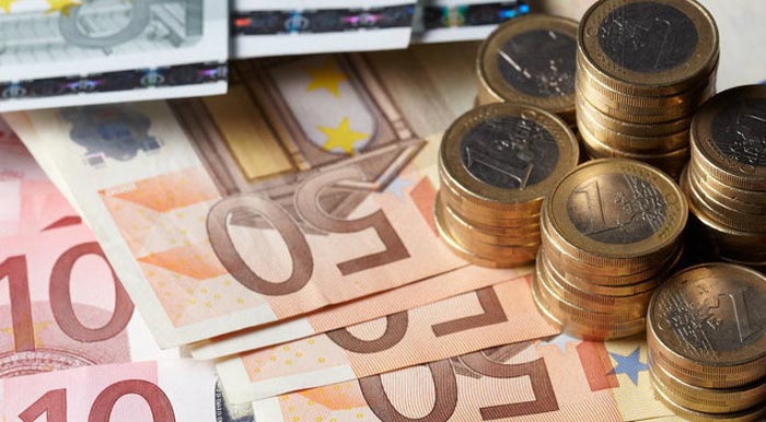 Euro stagnează la 4,4630 lei