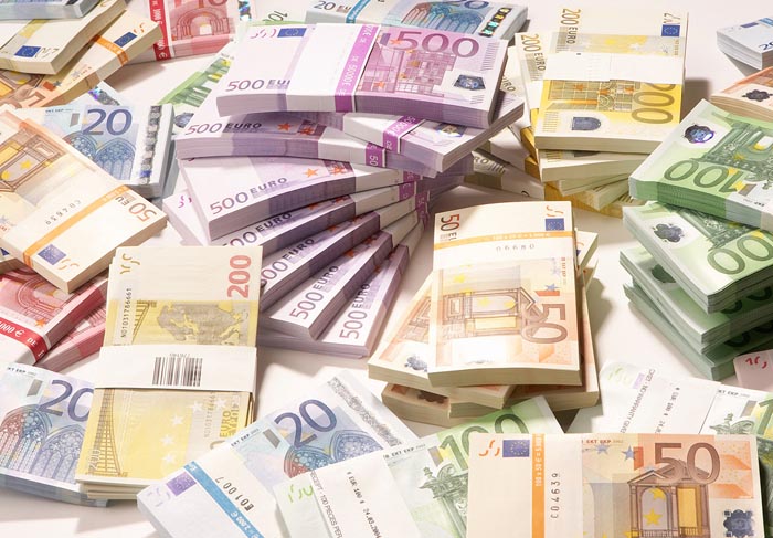 Euro coboară spre 4,45 lei