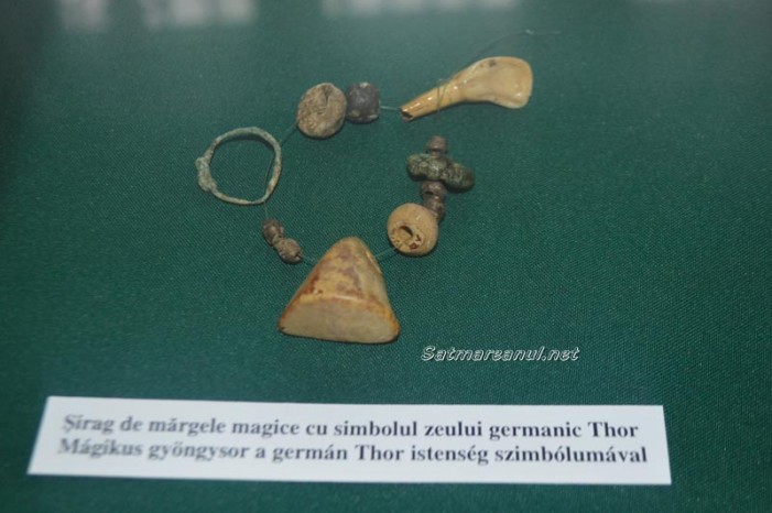 Șirag de mărgele magice cu simbolul zeului Thor, descoperit în județul Satu Mare