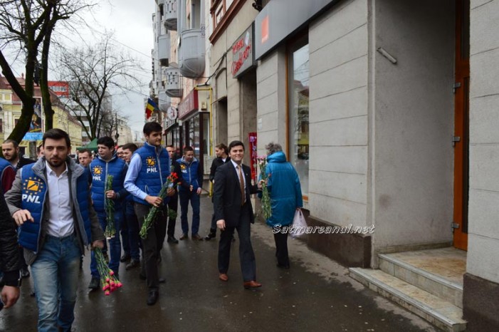 Liberalii au împărțit flori de 8 Martie (Foto)