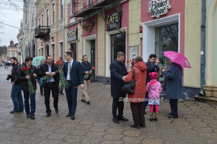 Social-democrații au dăruit flori sătmărencelor (Foto)