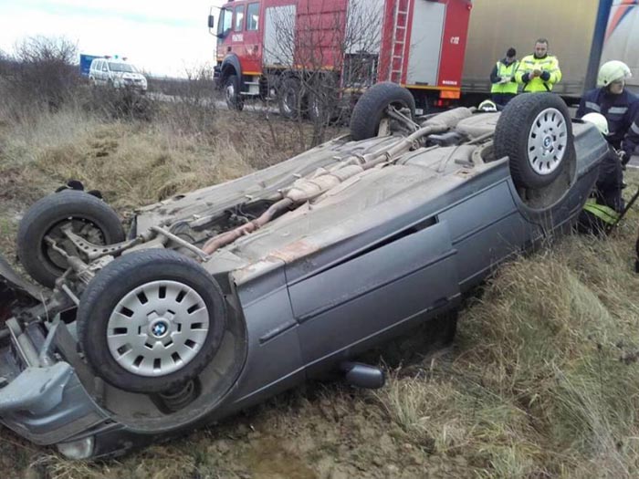 S-a răsturnat cu mașina pe arătură
