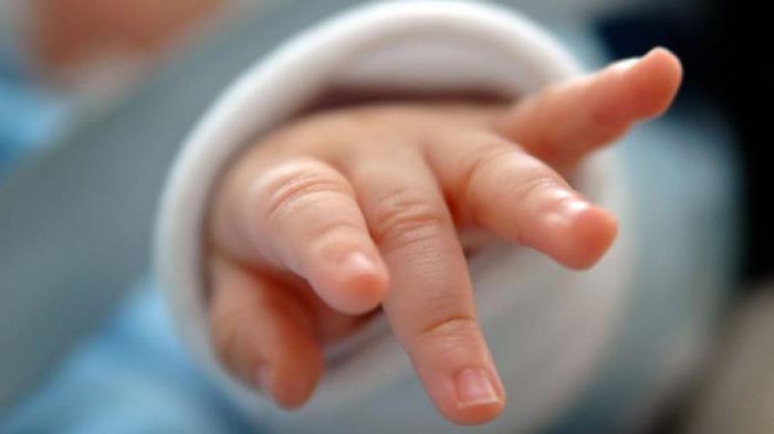 Mamă de 19 ani, cercetată după ce și-a abandonat bebelușul