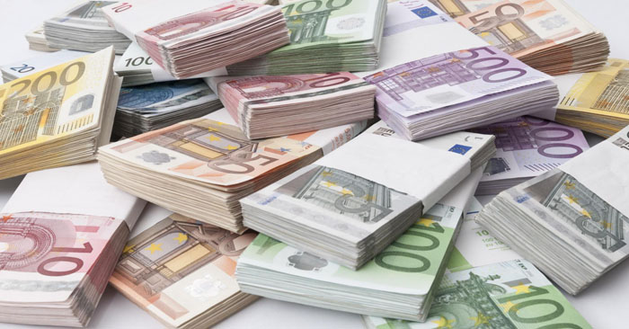 Euro a urcat la 4,48 lei