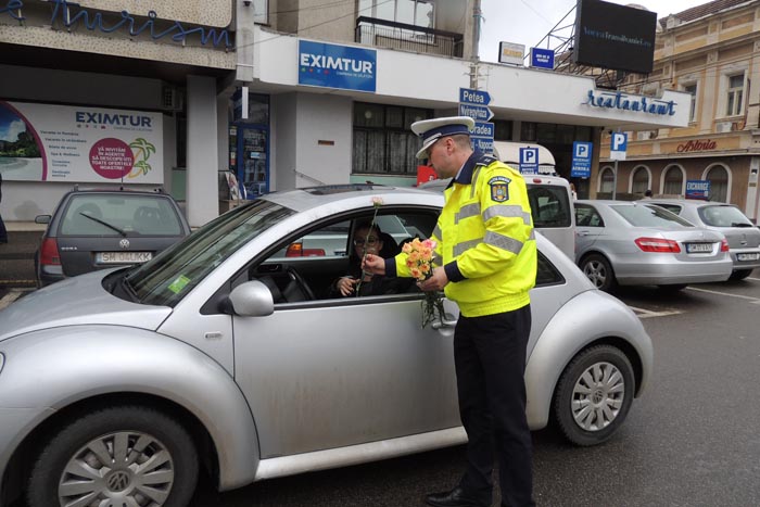 Șoferițele, „amendate” cu flori de polițiști (Foto)