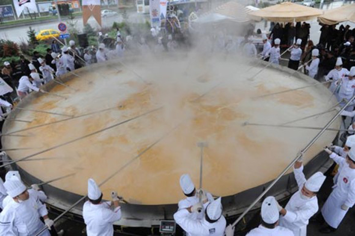 Cea mai mare omletă din lume cântărește peste 6 tone