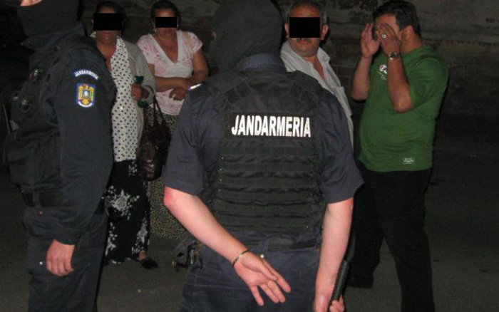 Scandal: Țiganii din Atea, potoliți de mascați