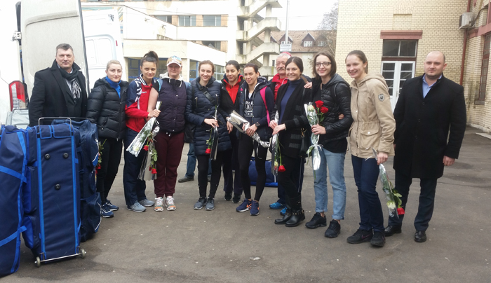 Lotul de spadă feminin al României, primit cu flori la Satu Mare