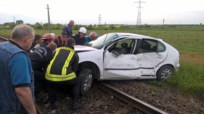 Mașină lovită de tren (Foto) Mașină lovită de tren (Foto)