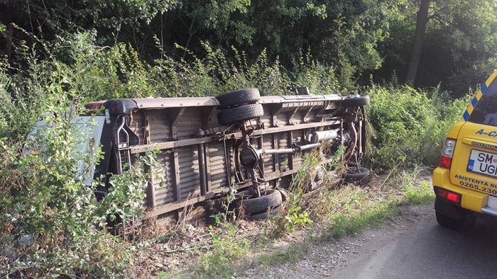 Un microbuz s-a răsturnat în Pădurea Noroieni (Foto)