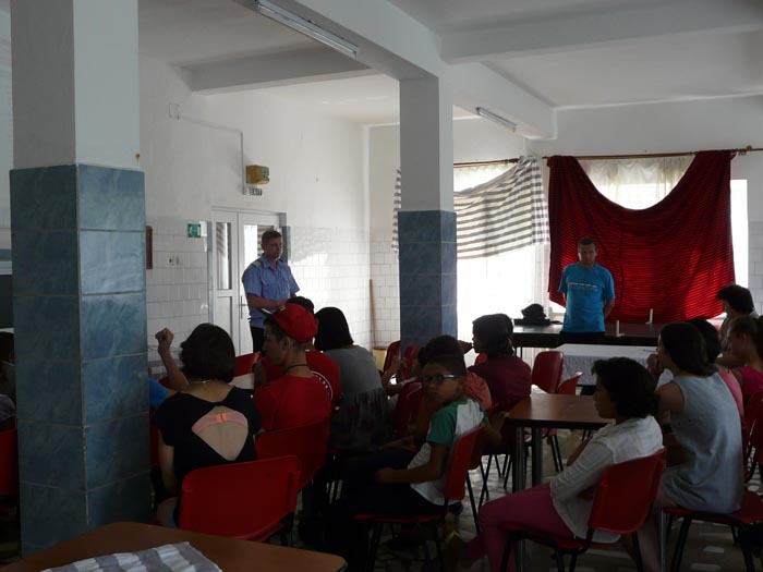 Copiii Centrului de Plasament „Roua” din Hurezu Mare au primit vizita jandarmilor
