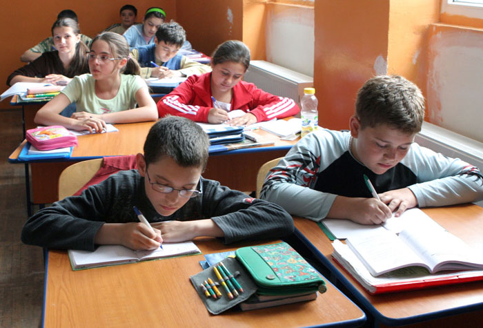 Vezi stadiul contractării şi difuzării manualelor pentru elevii claselor a IV-a
