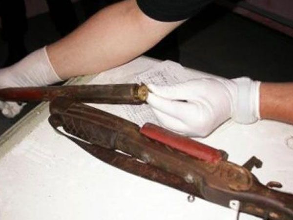 Armă și muniție deținute ilegal în casa unui bărbat din Gherța
