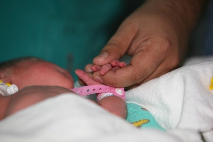 Bebeluş mort la Satu Mare. Se aşteaptă rezultatele necropsiei