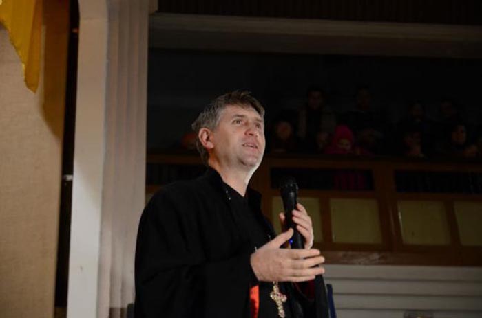 Preotul-cântăreț Cristian Pomohaci vine la Festivalul Pălincii de la Satu Mare