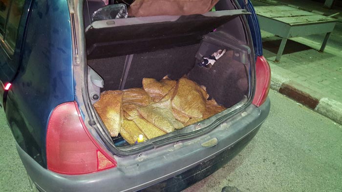 30 de kg de tutun ascunse într-o mașină, depistate la Petea