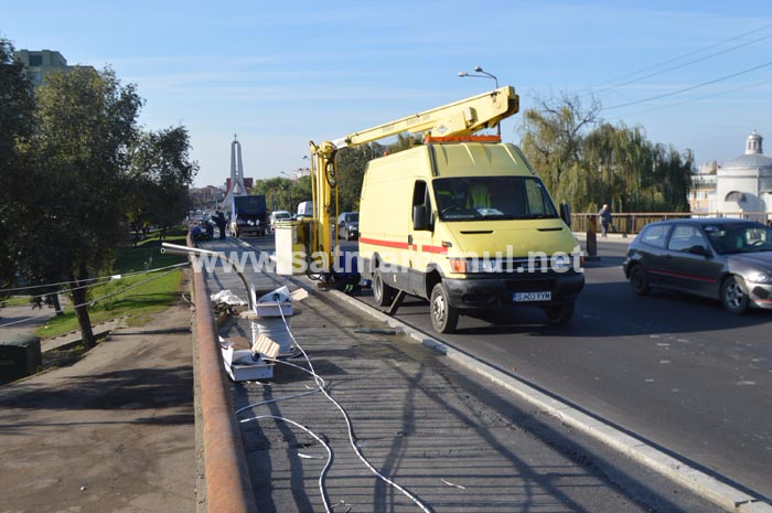 Se schimbă stâlpii pe Podul Decebal. O bandă a fost închisă (Foto)