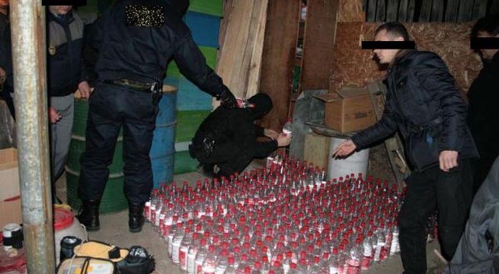 Percheziții la mafia alcoolului. Două persoane au fost reținute