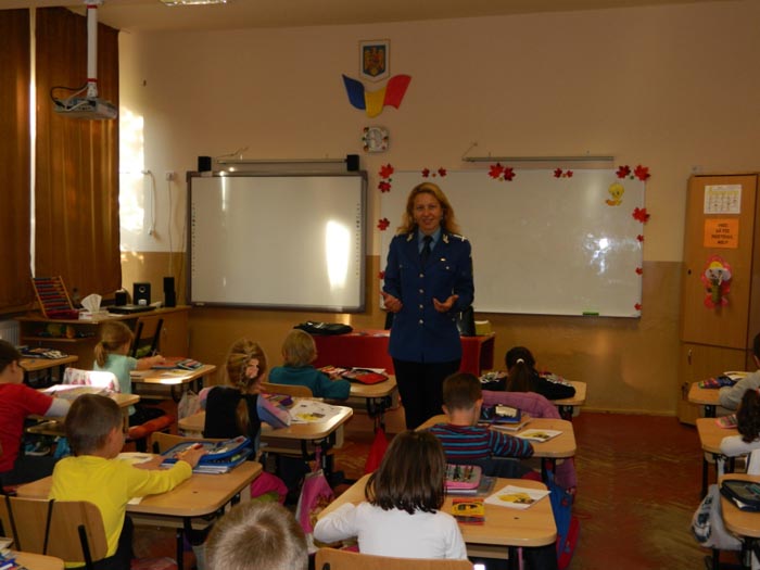 Jandarmii, în mijlocul copiilor de la Școala „Avram Iancu”