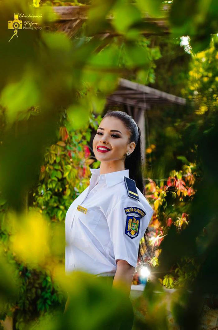 Cine este cea mai frumoasă polițistă de frontieră (Foto)