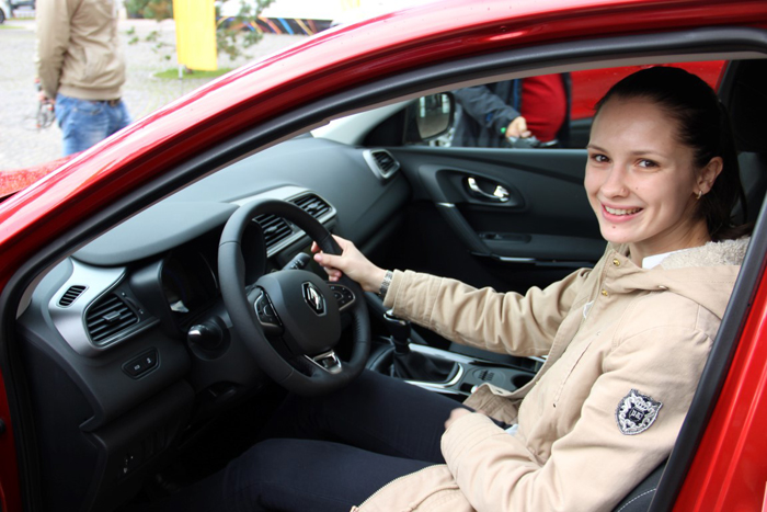 Campioana olimpică Simona Pop a primit mașina din partea Renault România (Foto)