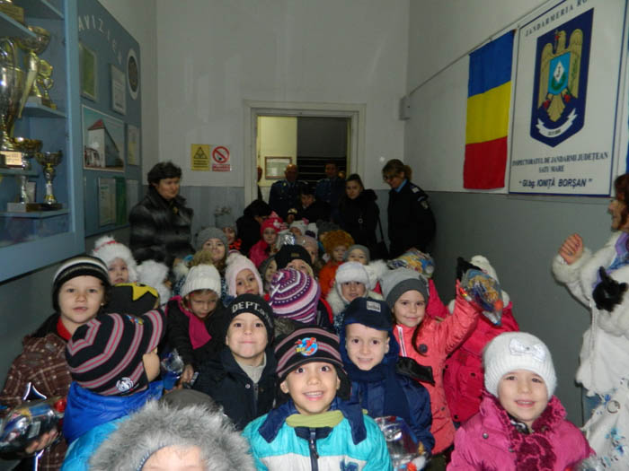 Cete de colindători la poarta Jandarmeriei (Foto)